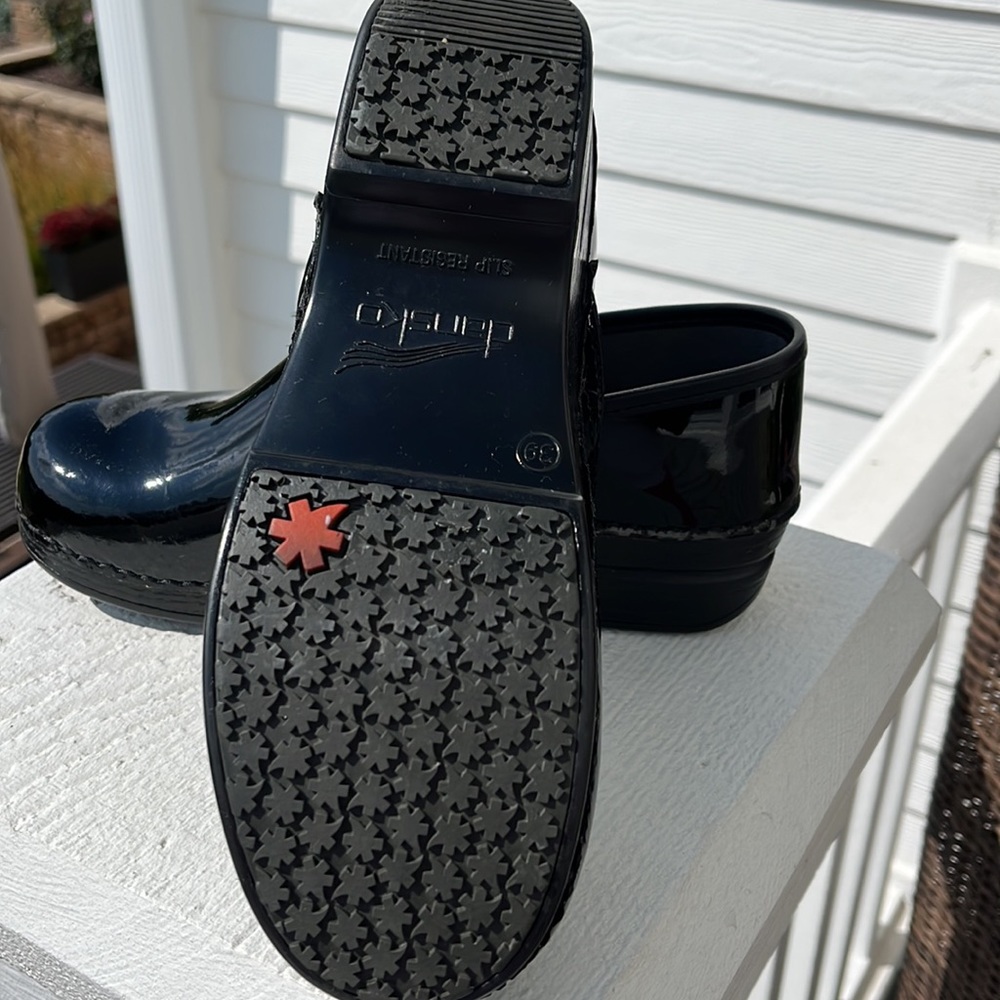 EUC women’s black patent Dansko XP 39 - Picture 5 of 6